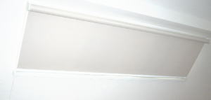 傾斜窓に遮光２級のロールスクリーン取付