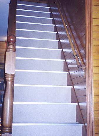 施工事例：階段にカーペット貼、手すり取付