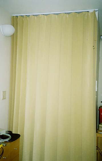 お部屋の間仕切りにコンパクトな川島織物セルコンのパタパタカーテ取付工事：施工事例、