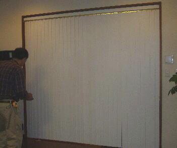 立川ブラインドの縦型ブラインド、木製のマデラ取付