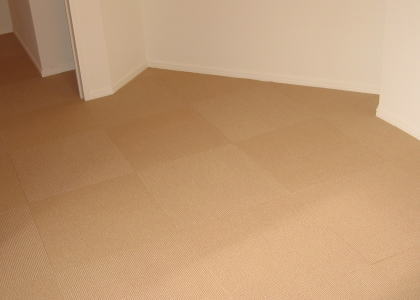 施工事例：フローリング床にパネルカーペット・アタック貼り工事