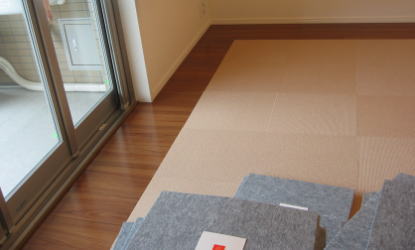 施工事例：風呂フローリング床にパネルカーペット・アタック貼り工事