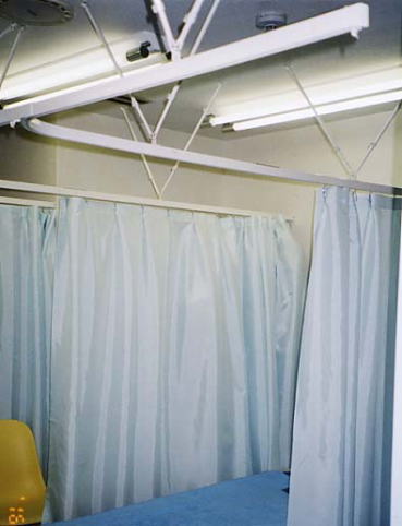 施工事例‐横浜市中区：クリニックのベッド周りの仕切り‐カーテンレール＋カーテン取付