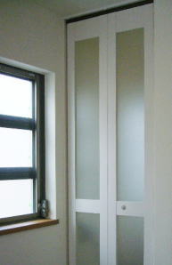 リビング階段の防音に、タチカワブラインドの間仕切り‐折れ戸のパネルドア・アズウッド取付設置：施工事例、東京都大田区