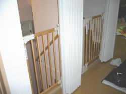 リビング階段の寒さ対策に仕切り、ニチベイのアコーデオンドア取付：施工事例、東京都杉並