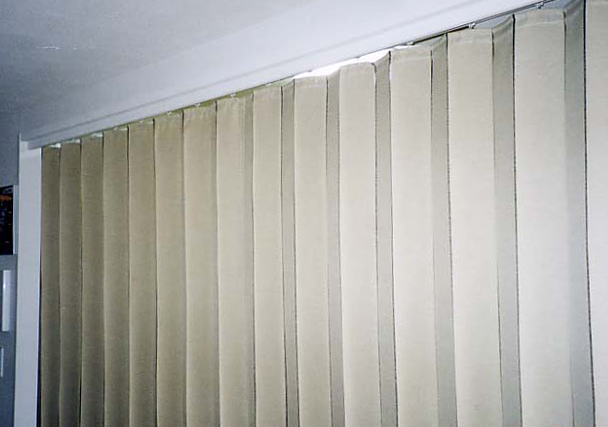 施工事例‐三浦郡葉山町：川島織物セルコンのパタパタカーテン取付で仕切る